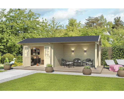 Abri de jardin Outdoor Life New York avec avancée de toit avec paroi arrière 720 x 389,3 cm nature Abri de jardin avec terrasse, mobilier de jardin et aménagement intérieur dans un jardin verdoyant.