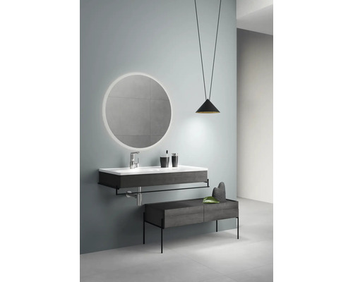 Salle de bains avec lavabo, miroir éclairé, suspension et banc