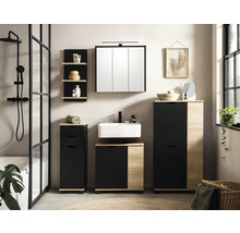 Helles Badezimmer mit Waschbecken, Spiegelschrank, Unterschränken und Regalen in Holzoptik und Schwarz