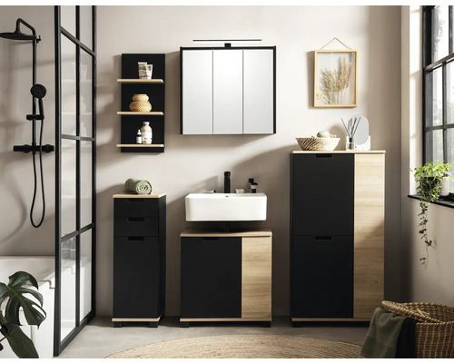 Salle de bains lumineuse avec lavabo, armoire de toilette, meubles bas et étagères en aspect bois et noir
