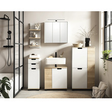 Badezimmer mit Waschtisch, Spiegelschrank, Hochschrank und Regalen für Badezimmerzubehör