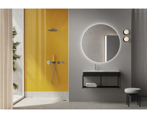 Salle de bains moderne avec douche, meuble-lavabo avec miroir et tabouret