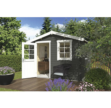 Abri de jardin avec porte ouverte, fenêtre et chaise sur une terrasse en bois