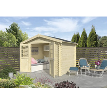 Maison de jardin en bois avec coin salon et mobilier de jardin sur une terrasse