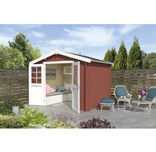 Abri de jardin avec portes doubles ouvertes, coin salon et mobilier de jardin sur une terrasse