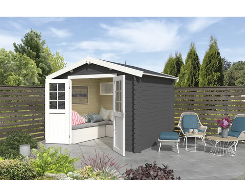 Scène de jardin avec une cabane de jardin en bois, des sièges et des plantations