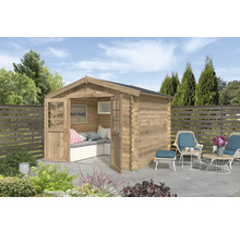 Abri de jardin en bois avec coin salon, entrée ouverte et mobilier de jardin sur la terrasse