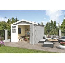 Abri de jardin avec porte ouverte, intérieur avec étagère et banc, coin salon extérieur sur la terrasse