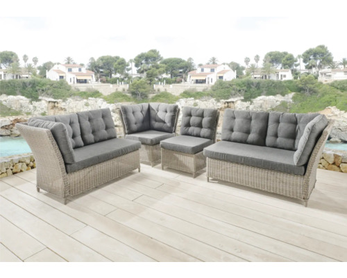 Ensemble de meubles de jardin en rotin avec coussins gris sur une terrasse