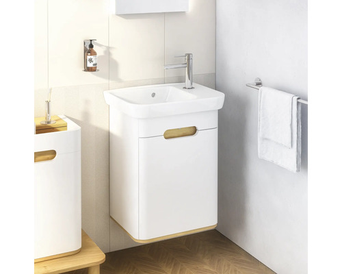 Modernes Badezimmer mit weissem Waschtischunterschrank und Handtuchhalter