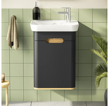 Waschtisch mit Unterschrank, Armatur und Accessoires im Badezimmer