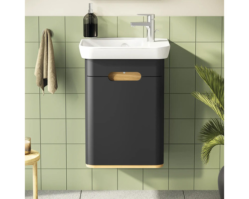 Waschtisch mit Unterschrank, Armatur und Accessoires im Badezimmer
