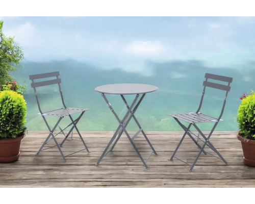 Gartenset mit Klapptisch und zwei Klappstühlen auf einer Terrasse