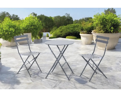 Gartenszene mit einem runden Gartentisch und zwei Klappstühlen