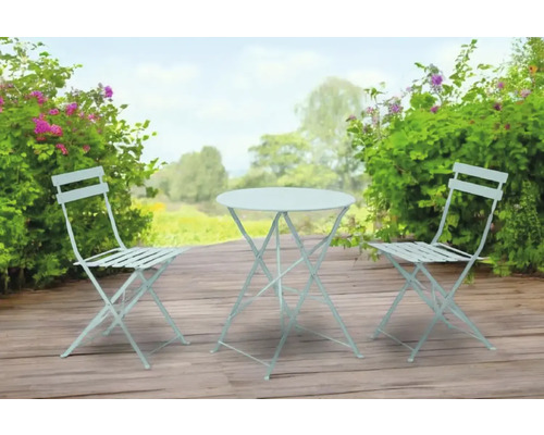 Gartenset mit zwei Stühlen und einem runden Tisch auf einer Terrasse