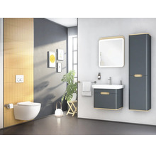 Salle de bain moderne avec WC, lavabo, miroir et armoire haute