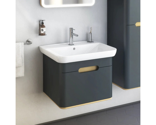 Badezimmer mit Waschbeckenunterschrank, Armatur und Handtuchhalter