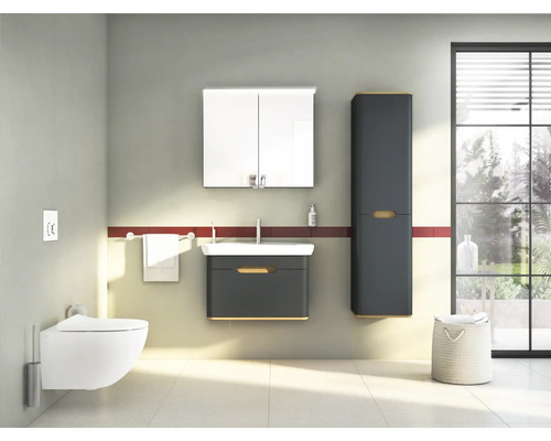 Badezimmer mit wandhängendem WC, Waschtischunterschrank, Spiegelschrank und Hochschrank