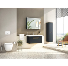 Salle de bains lumineuse avec meuble-lavabo, armoire de toilette, WC suspendu et armoire haute