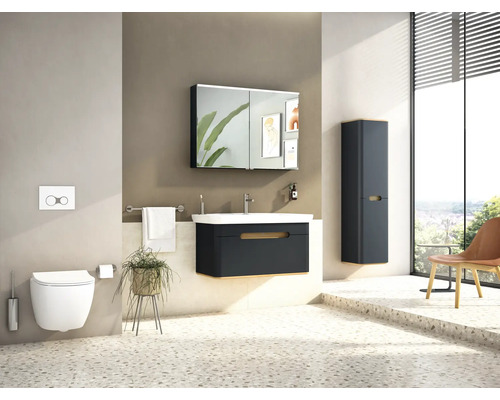 Helles Badezimmer mit Waschtisch, Spiegelschrank, Hänge-WC und Hochschrank