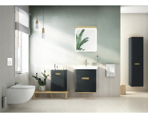 Helles Badezimmer mit Toilette, Waschtisch, Spiegelschrank und Hochschrank