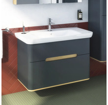 Modernes Badezimmer mit Waschbeckenunterschrank, Armatur und Zubehör.