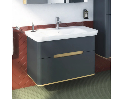 Modernes Badezimmer mit Waschbeckenunterschrank, Armatur und Zubehör.