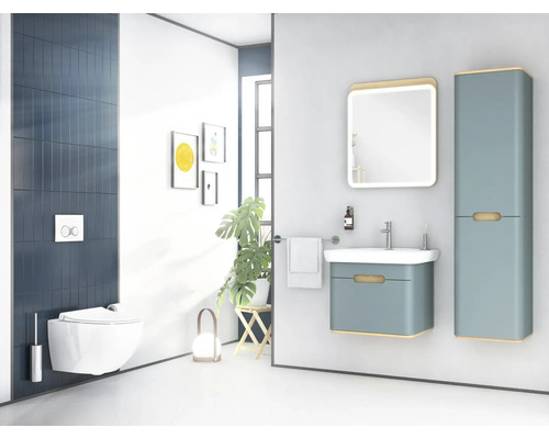 Modernes Badezimmer mit Toilette, Waschtisch, Spiegelschrank und Hochschrank.