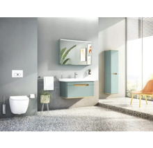 Salle de bains lumineuse avec lavabo, miroir, toilettes et armoire