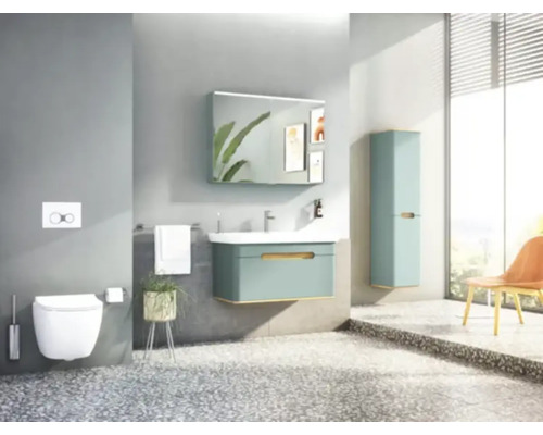Helles Badezimmer mit Waschtisch, Spiegel, Toilette und Schrank