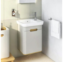 Badezimmer mit Waschbeckenunterschrank, Armatur und Handtuchhalter