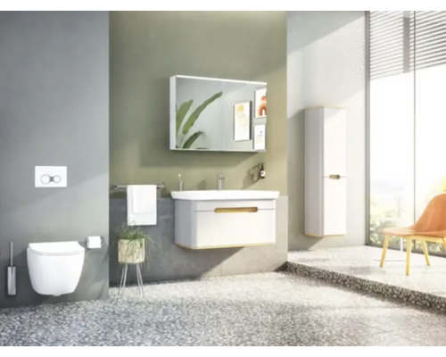 Helles Badezimmer mit Toilette, Waschbeckenunterschrank, Spiegelschrank und Hochschrank