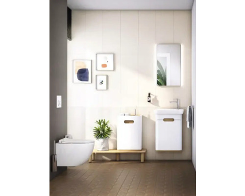 Salle de bain moderne avec WC suspendu, lavabo et miroir