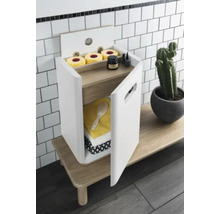Badezimmer Szene mit Badschrank aus Holz mit Textilien und Badutensilien