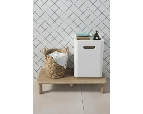Étagère de salle de bain avec panier à linge en rotin et bac à linge blanc