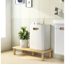 Modernes Badezimmer mit weißem Badschrank, Holzhocker und Grünpflanze