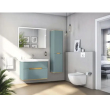 Modernes Badezimmer mit Waschbecken, Spiegelschrank, Hochschrank und wandhängendem WC.