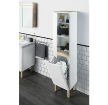 Badezimmeransicht mit Waschbecken, Spiegelschrank und hohem Badschrank mit Wäschekorb