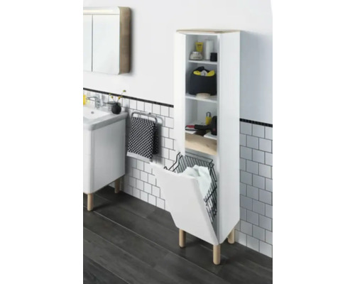 Badezimmeransicht mit Waschbecken, Spiegelschrank und hohem Badschrank mit Wäschekorb