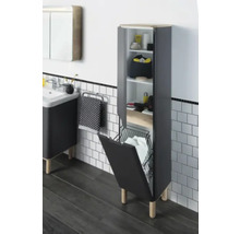 Badezimmer mit Waschtisch, Spiegelschrank und Hochschrank mit Wäschekorb