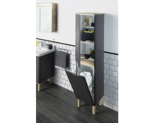 Badezimmer mit Waschtisch, Spiegelschrank und Hochschrank mit Wäschekorb