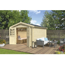 Abri de jardin avec portes doubles ouvertes, terrasse en bois et mobilier de jardin