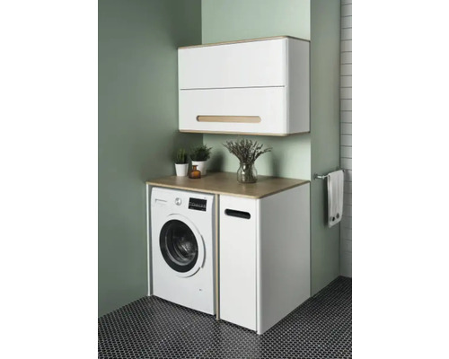 Buanderie avec machine à laver, plan de travail et armoire murale pour les accessoires de buanderie