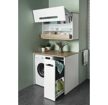 Helles Badezimmer mit Waschmaschine, Wandschrank und Auszugswagen