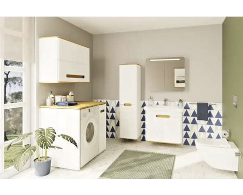 Salle de bains lumineuse avec machine à laver, lavabo, miroir, armoire suspendue et armoire haute assortie
