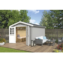 Scène de jardin avec abri de jardin gris, portes ouvertes et terrasse en bois avec mobilier de jardin