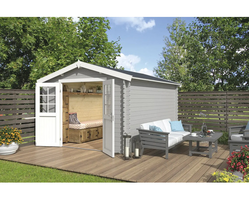 Abri de jardin Outdoor Life Norah 307,2 x 400 cm gris clair Scène de jardin avec abri de jardin gris, portes ouvertes et terrasse en bois avec mobilier de jardin