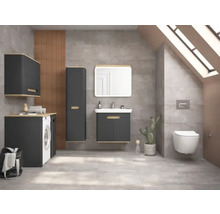 Modernes Badezimmer mit Waschbeckenunterschrank, Spiegelschrank, Hochschrank, Waschmaschine und Wand-WC in einem Raum mit Dachfenstern