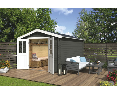 Abri de jardin Outdoor Life Norah 307,2 x 400 cm vert gris Abri de jardin avec portes doubles ouvertes, terrasse en bois et coin salon dans le jardin.
