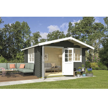 Abri de jardin avec portes ouvertes, terrasse et mobilier de jardin dans un environnement de jardin.
